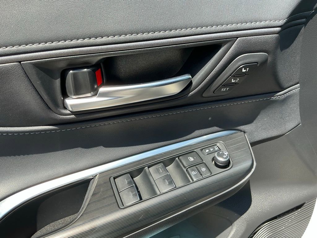 Used 2024 Toyota Venza XLE AWD/4WD image 7