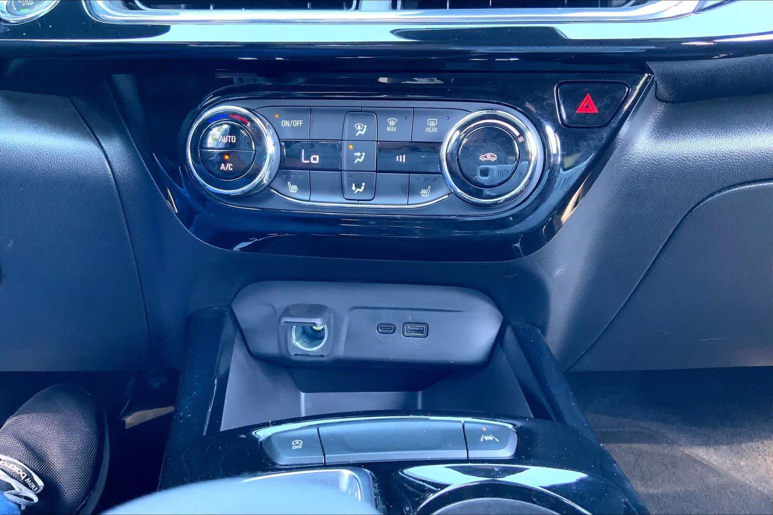 Used 2025 Chevrolet Trax RS FWD image 32