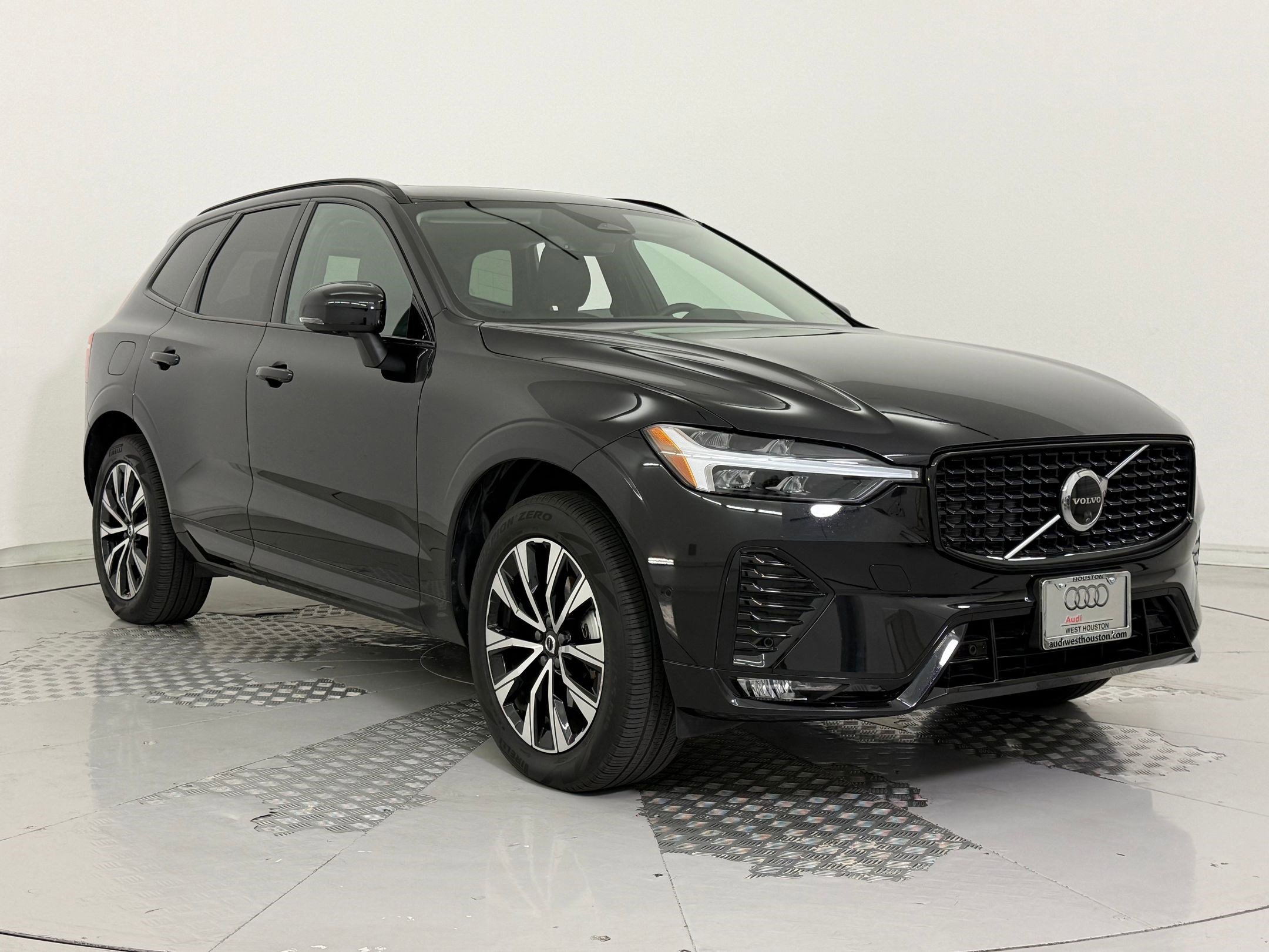 Used 2025 Volvo XC60 B5 Plus image 7