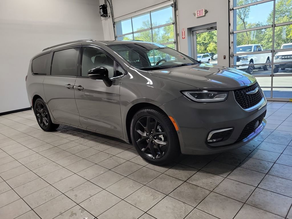 Used 2025 Chrysler Pacifica Limited image 45