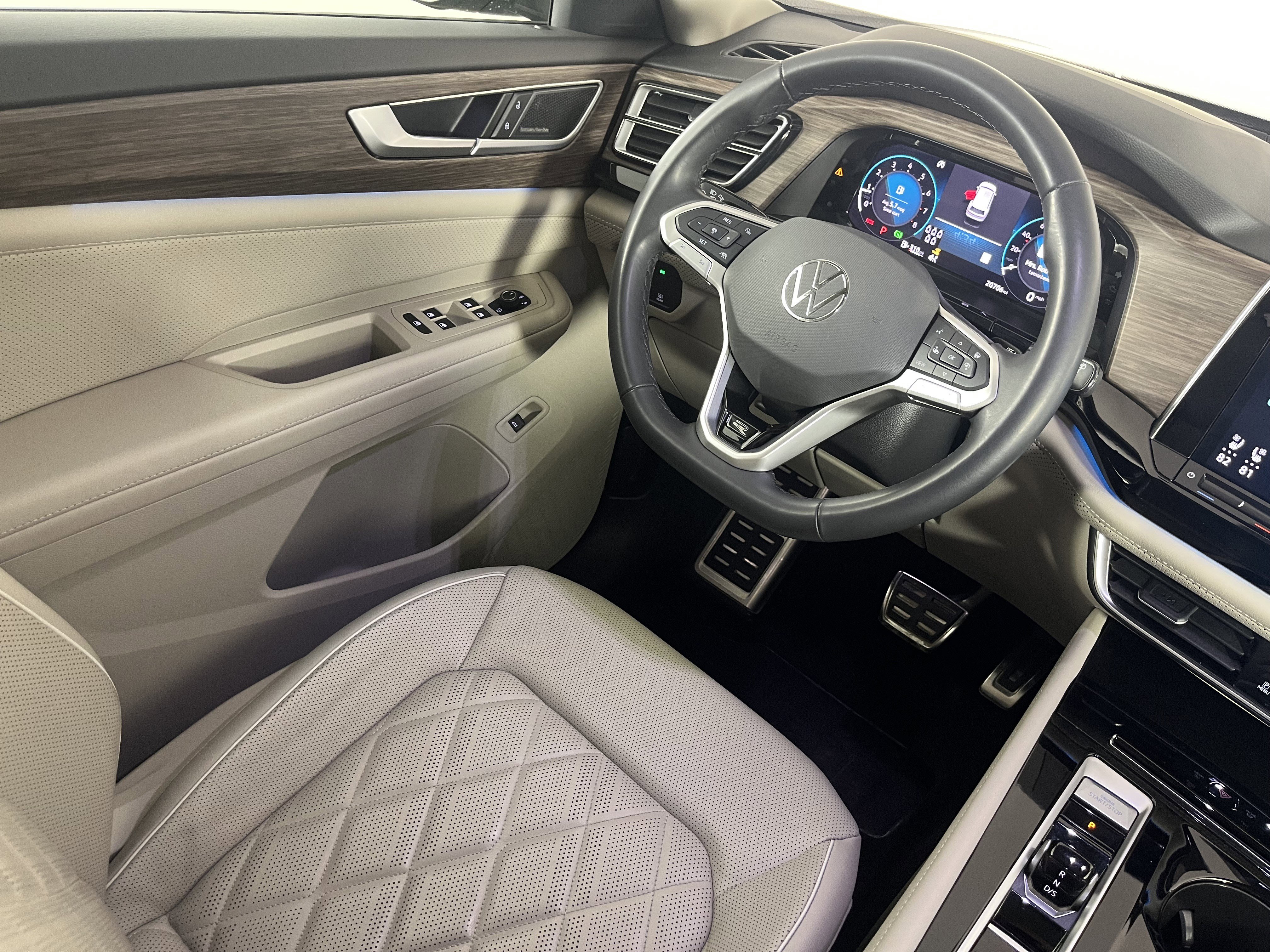 Certified 2024 Volkswagen Atlas SEL Premium R-Line AWD/4WD image 9