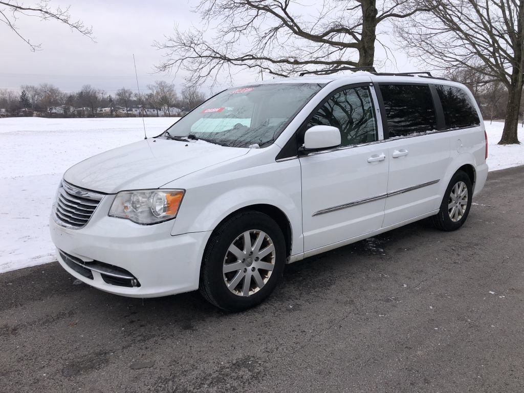 Used 2014 Chrysler Town & Country Touring image 1