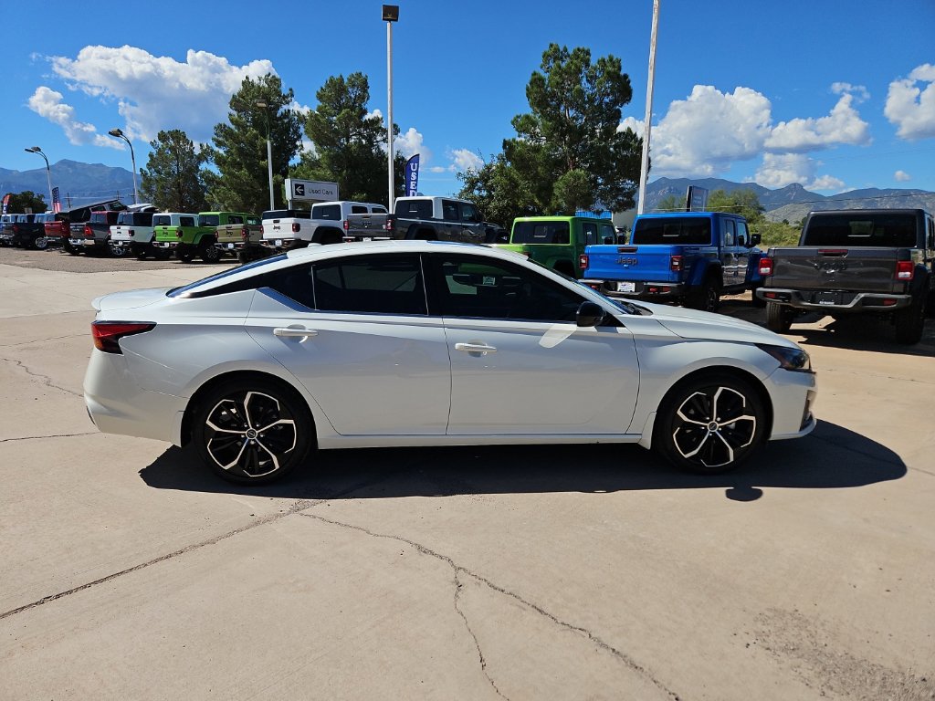 Used 2023 Nissan Altima 2.5 SR w/ SR Premium Package FWD image 4
