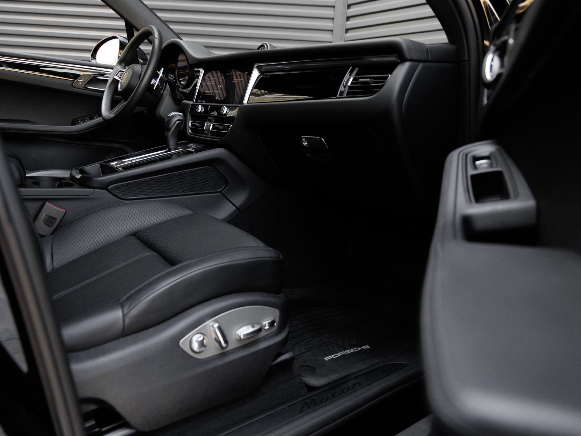 Certified 2025 Porsche Macan AWD/4WD image 38