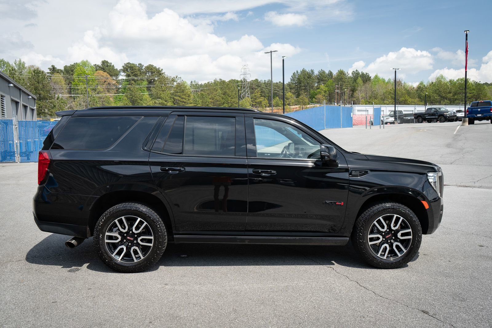 Used 2023 GMC Yukon AT4 w/ AT4 Premium Package AWD/4WD image 11