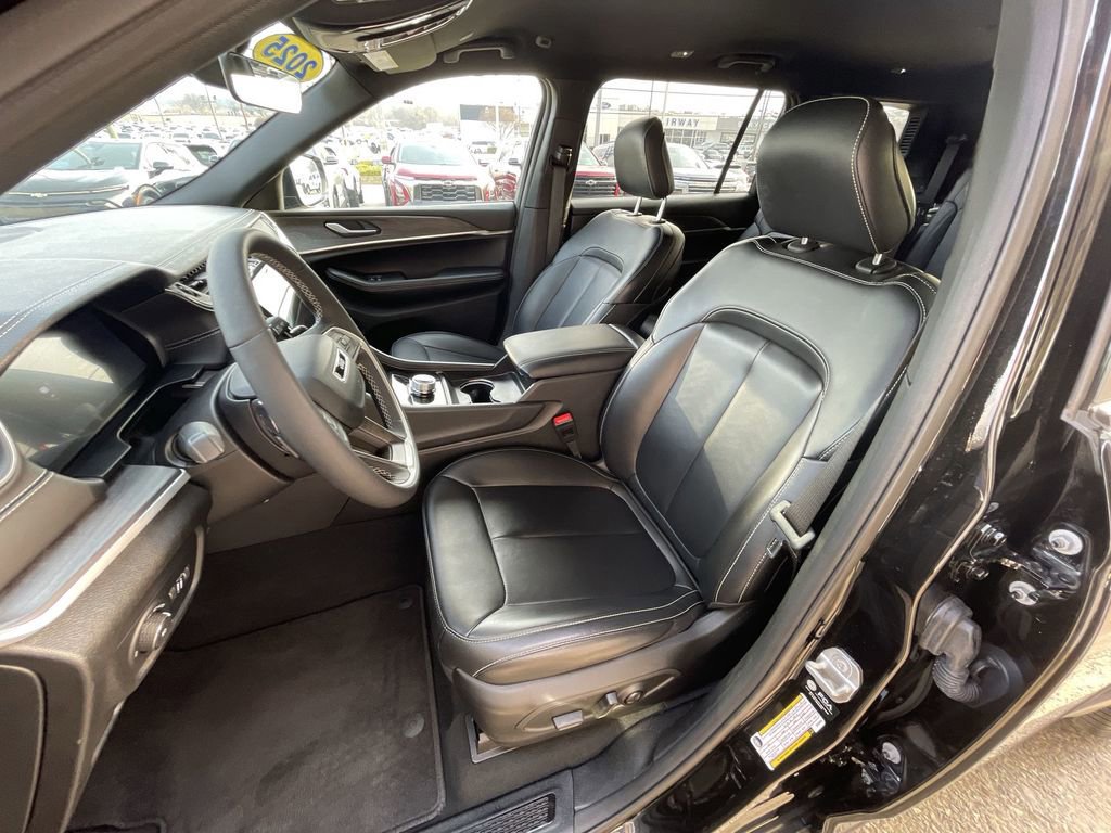 Used 2025 Jeep Grand Cherokee L Limited w/ Black Appearance Package image 18