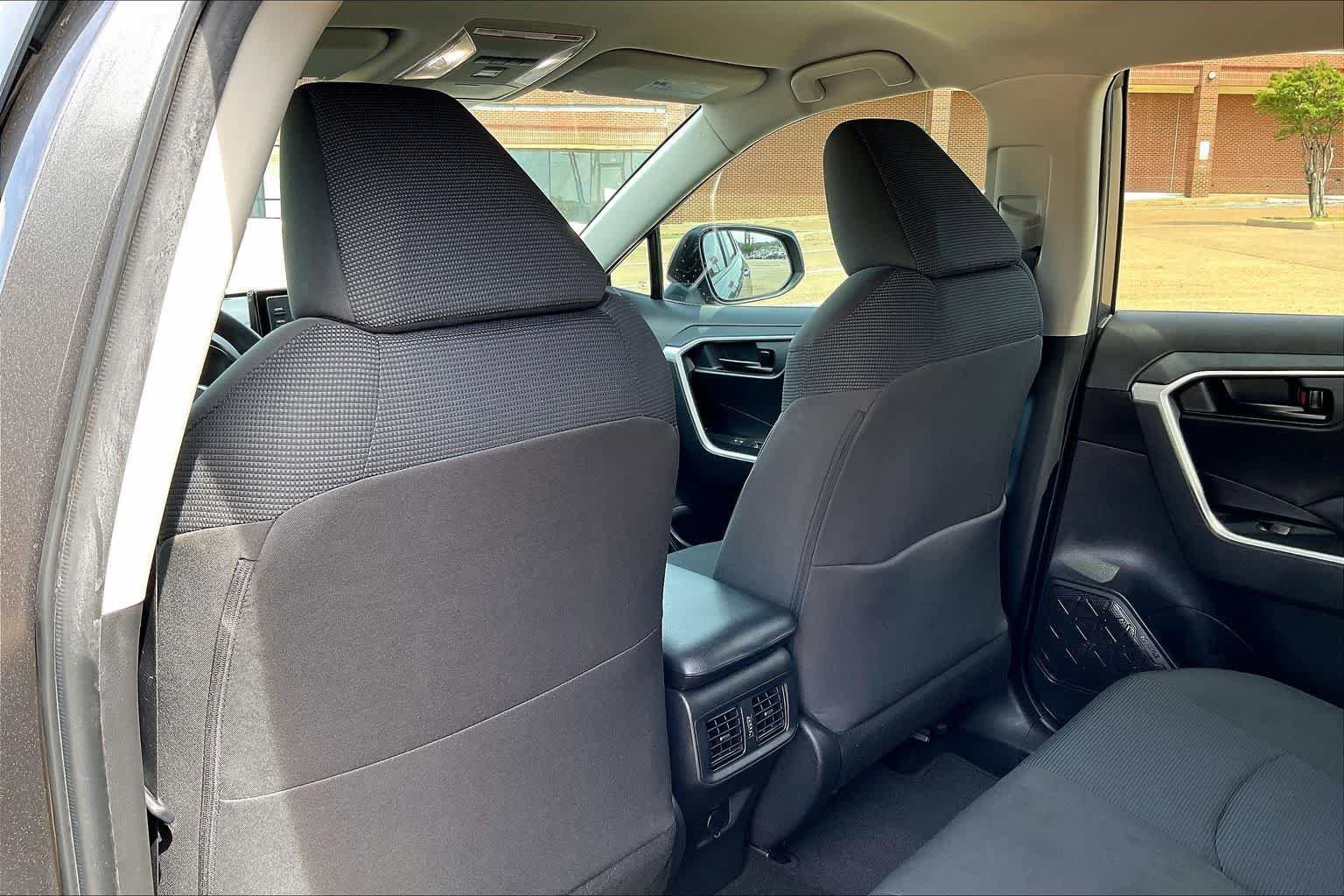 Used 2022 Toyota RAV4 LE AWD/4WD image 11