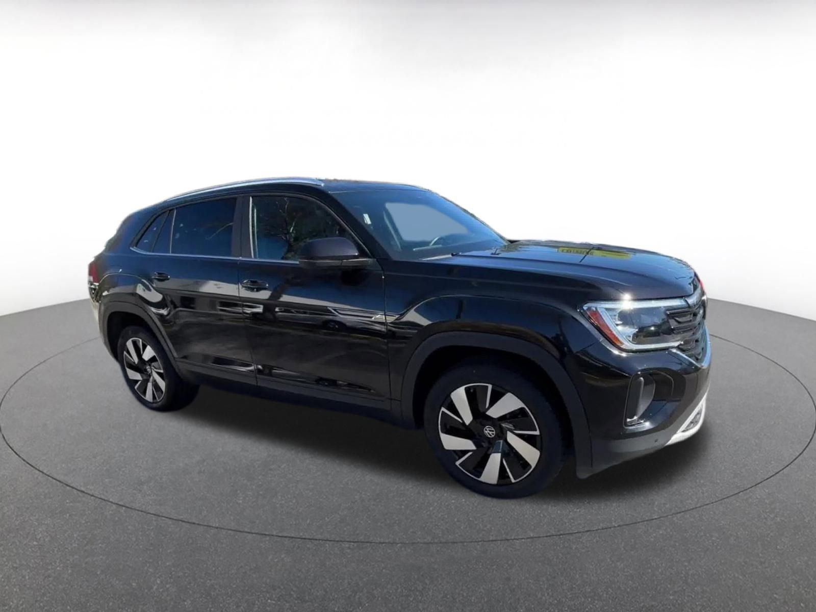 Used 2025 Volkswagen Atlas Cross Sport SE image 2