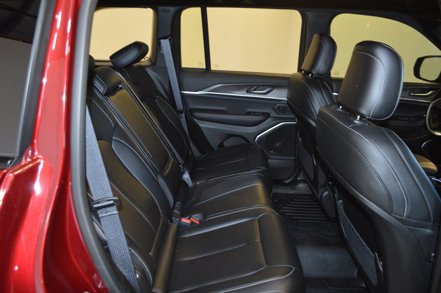 Used 2025 Jeep Grand Cherokee Limited w/ Black Appearance Package image 12