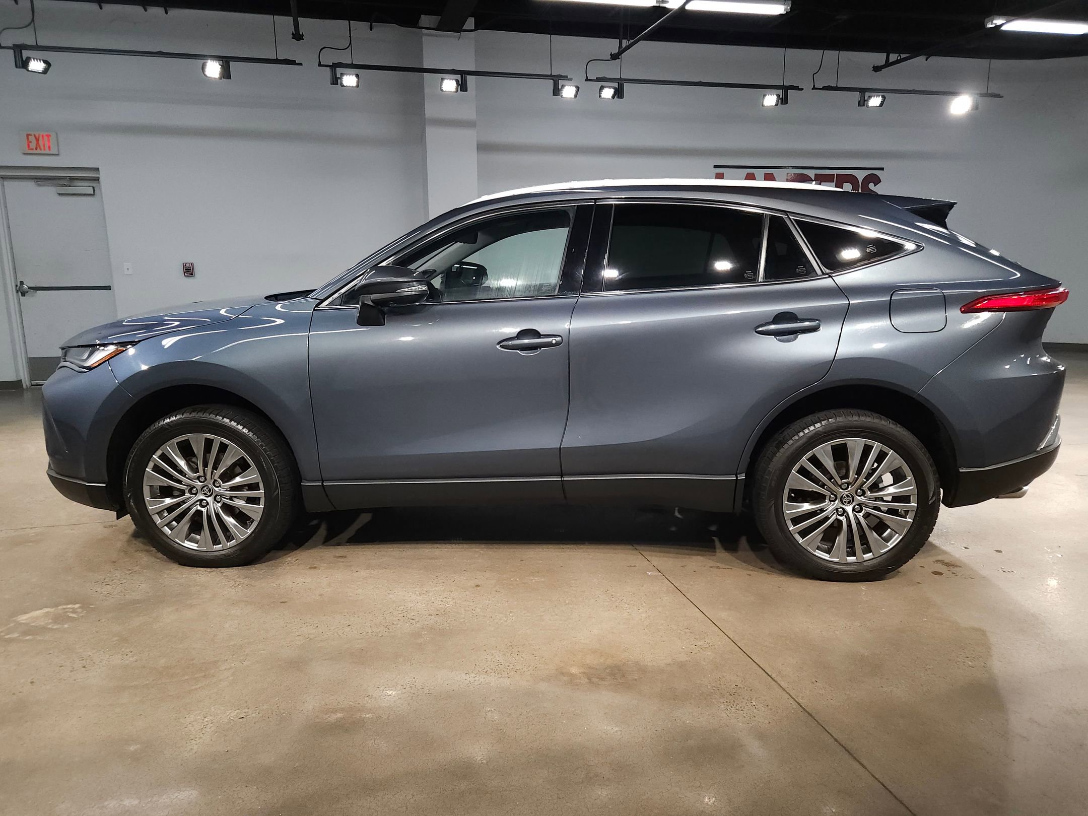 Used 2023 Toyota Venza Limited image 4