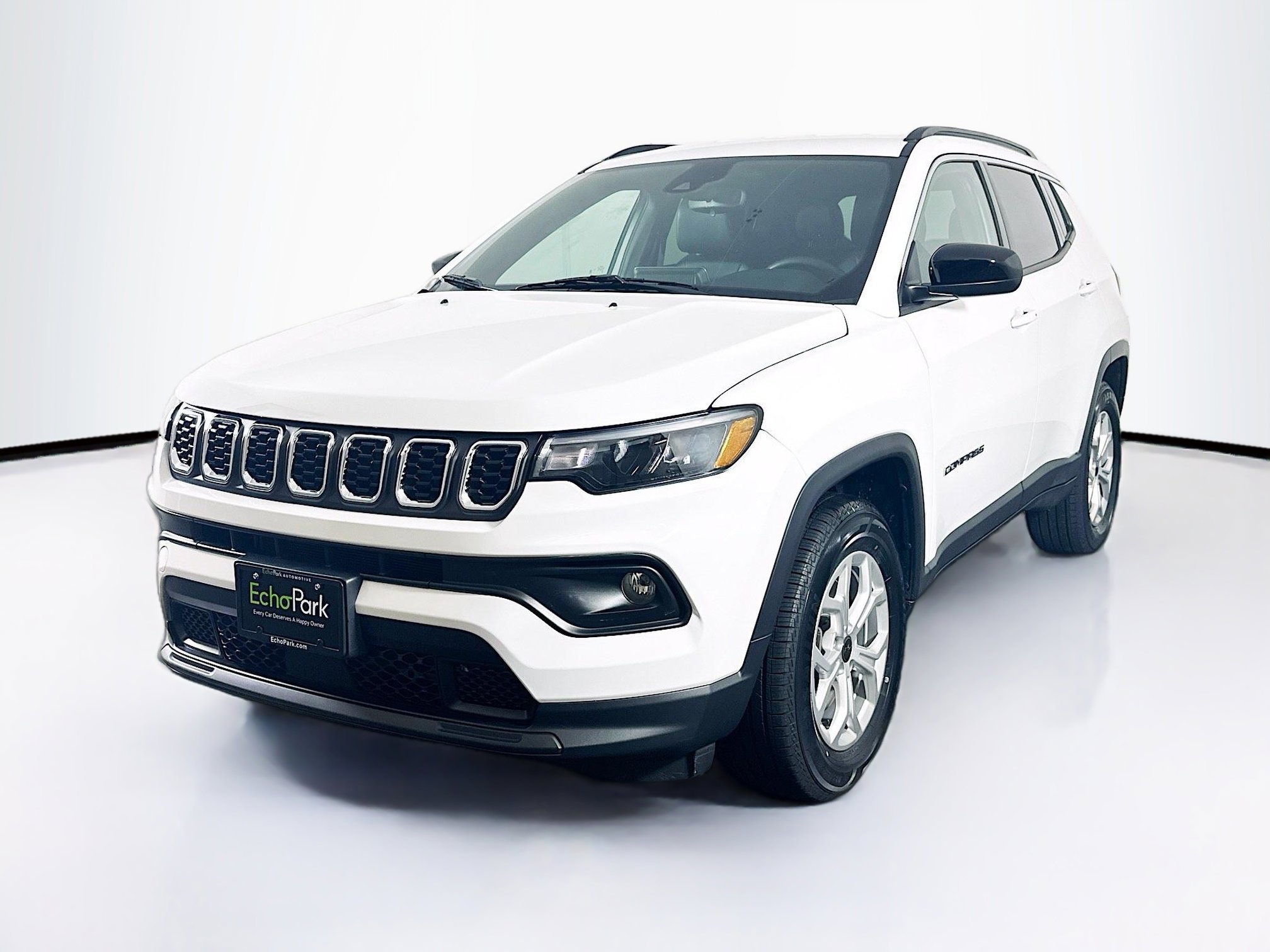 Used 2025 Jeep Compass Latitude image 3