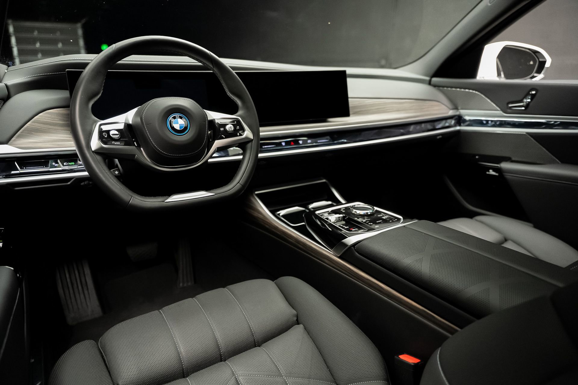Used 2023 BMW i7 xDrive60 AWD/4WD image 2