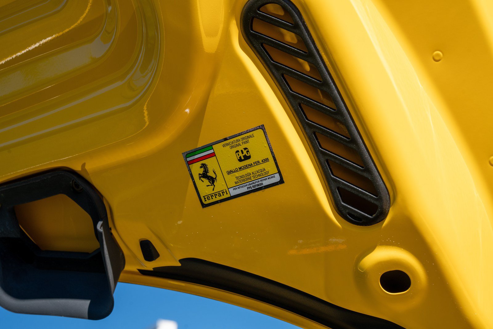 Certified 2022 Ferrari F8 Tributo RWD image 25