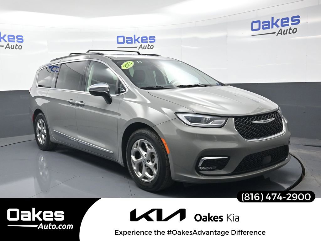 Used 2023 Chrysler Pacifica Limited image 1