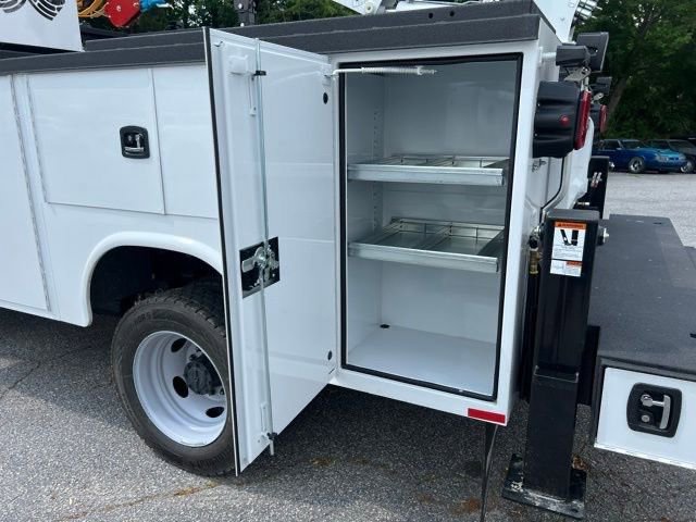 New 2024 Ford F550 4x4 Regular Cab Super Duty image 6