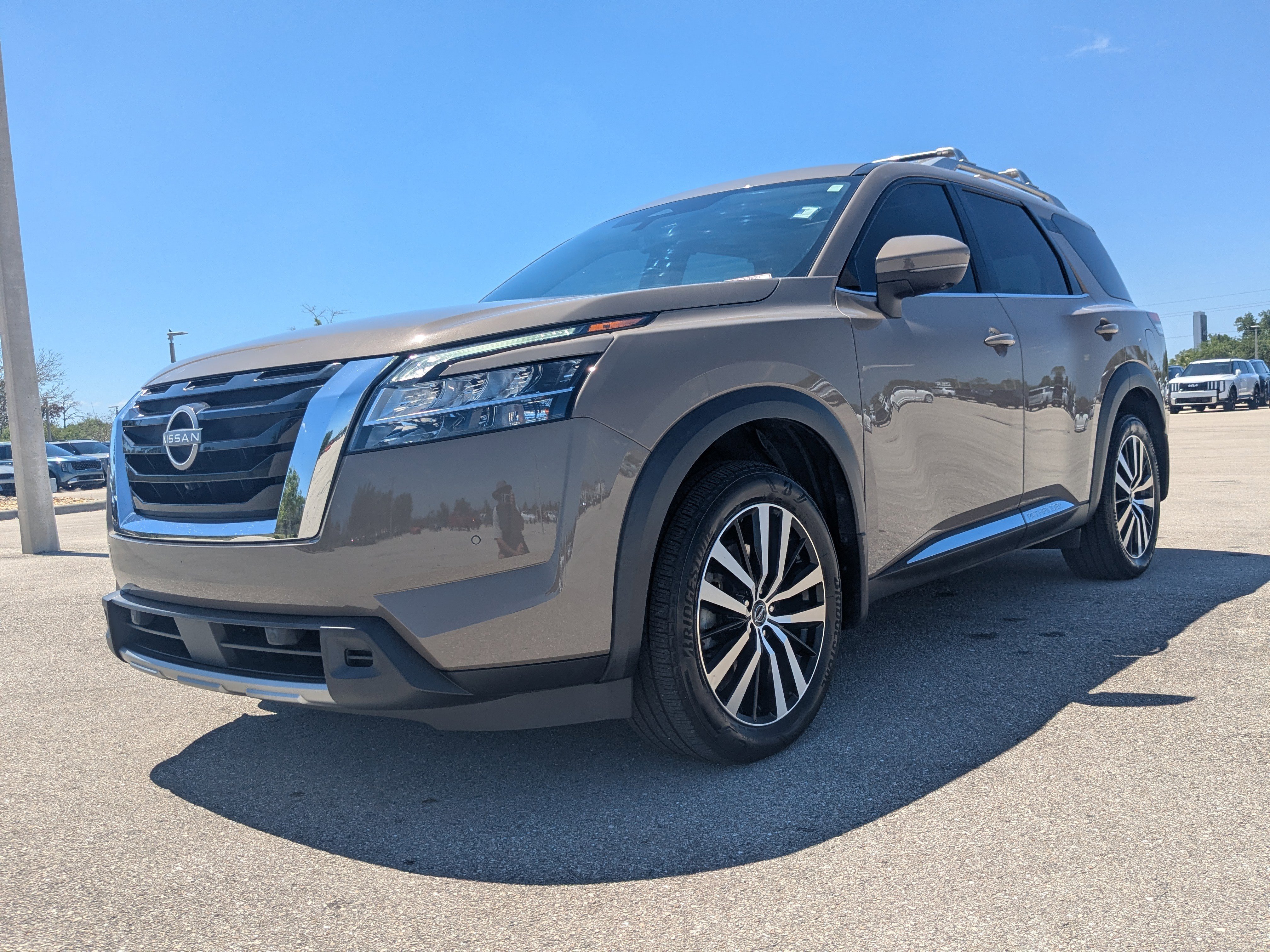 Used 2024 Nissan Pathfinder Platinum FWD image 9