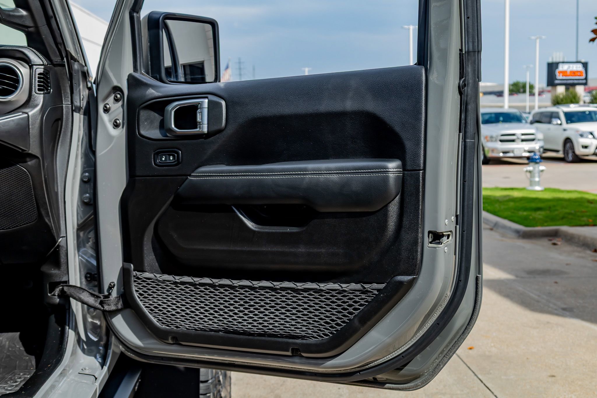 Used 2022 Jeep Wrangler Unlimited Rubicon w/ LED Lighting Group AWD/4WD image 37