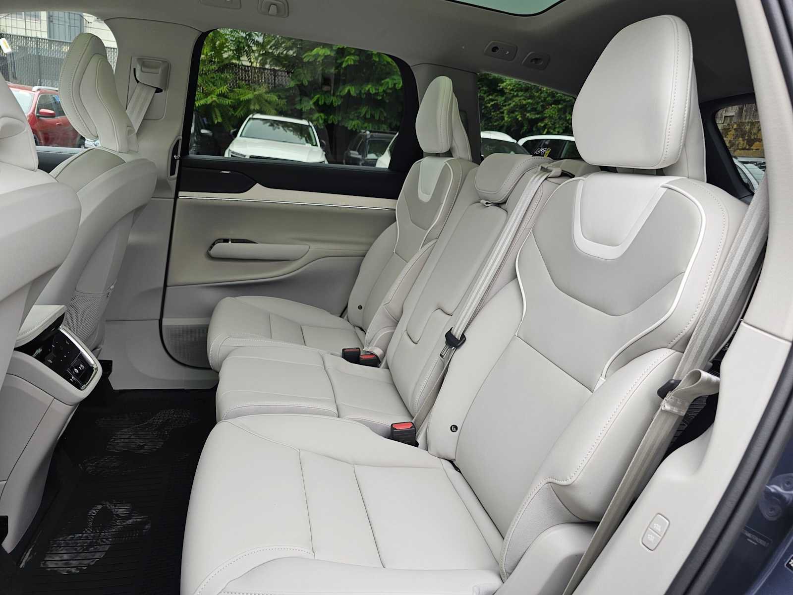 New 2026 Volvo EX90 Plus AWD/4WD image 18