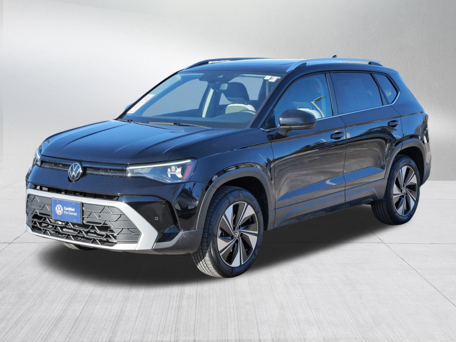 Certified 2025 Volkswagen Taos SE image 3