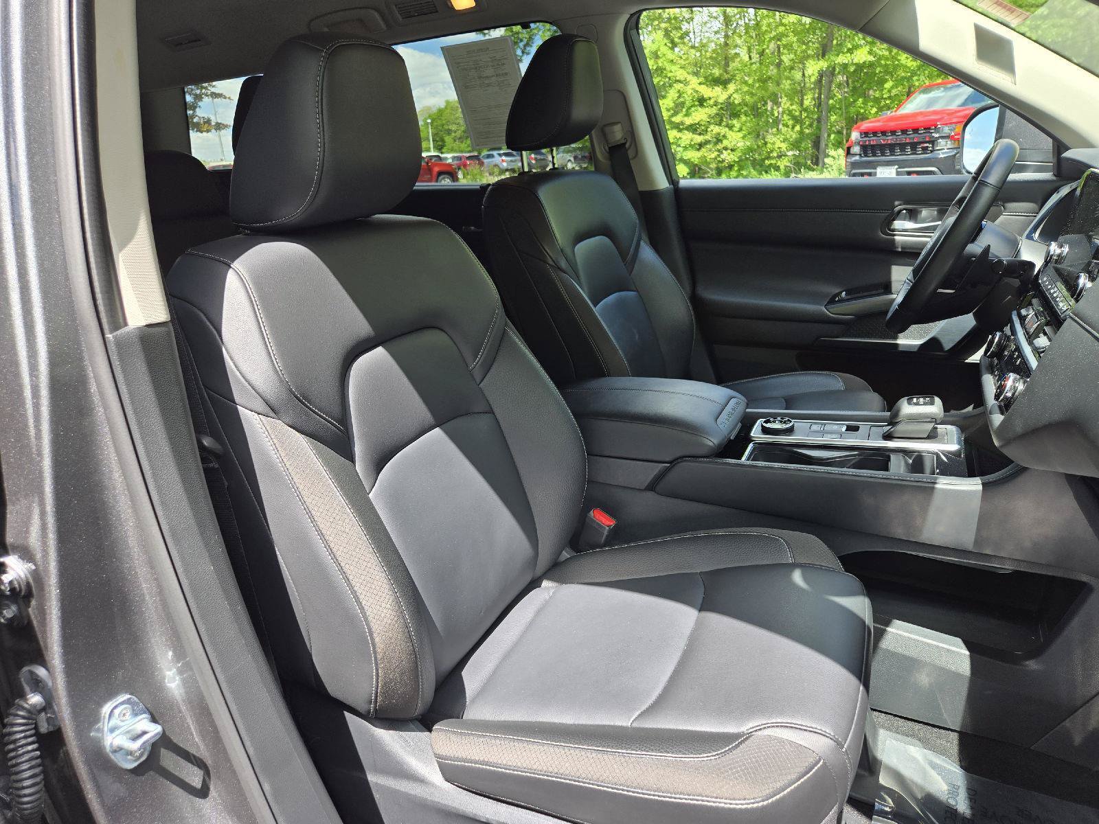 Used 2025 Nissan Pathfinder SL AWD/4WD image 24