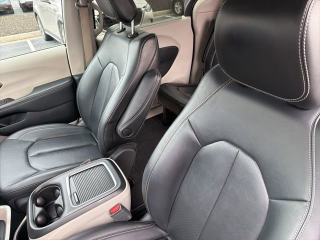 Used 2024 Chrysler Pacifica Touring-L image 14
