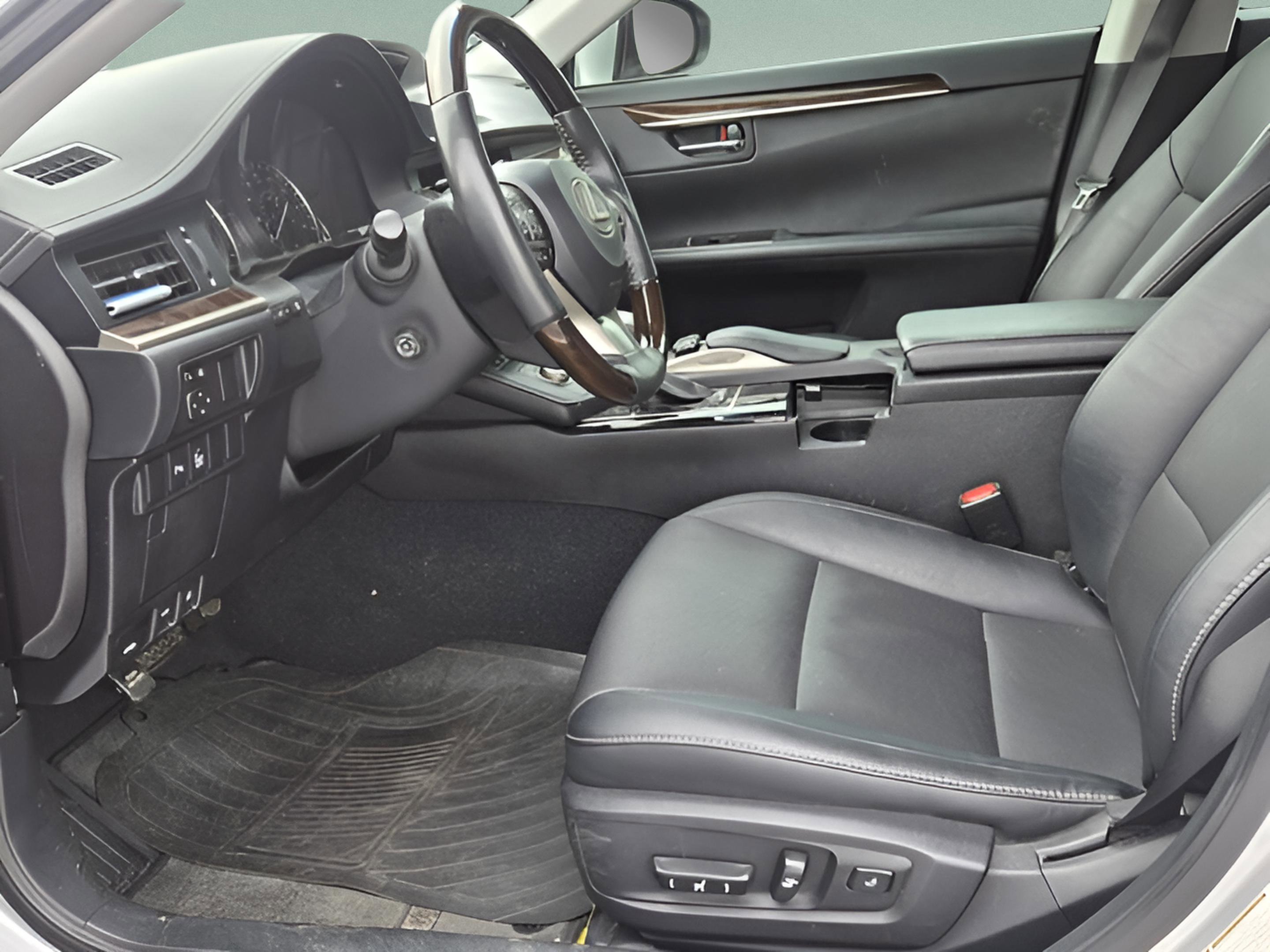 Used 2016 Lexus ES 350 w/ Navigation System Package image 9