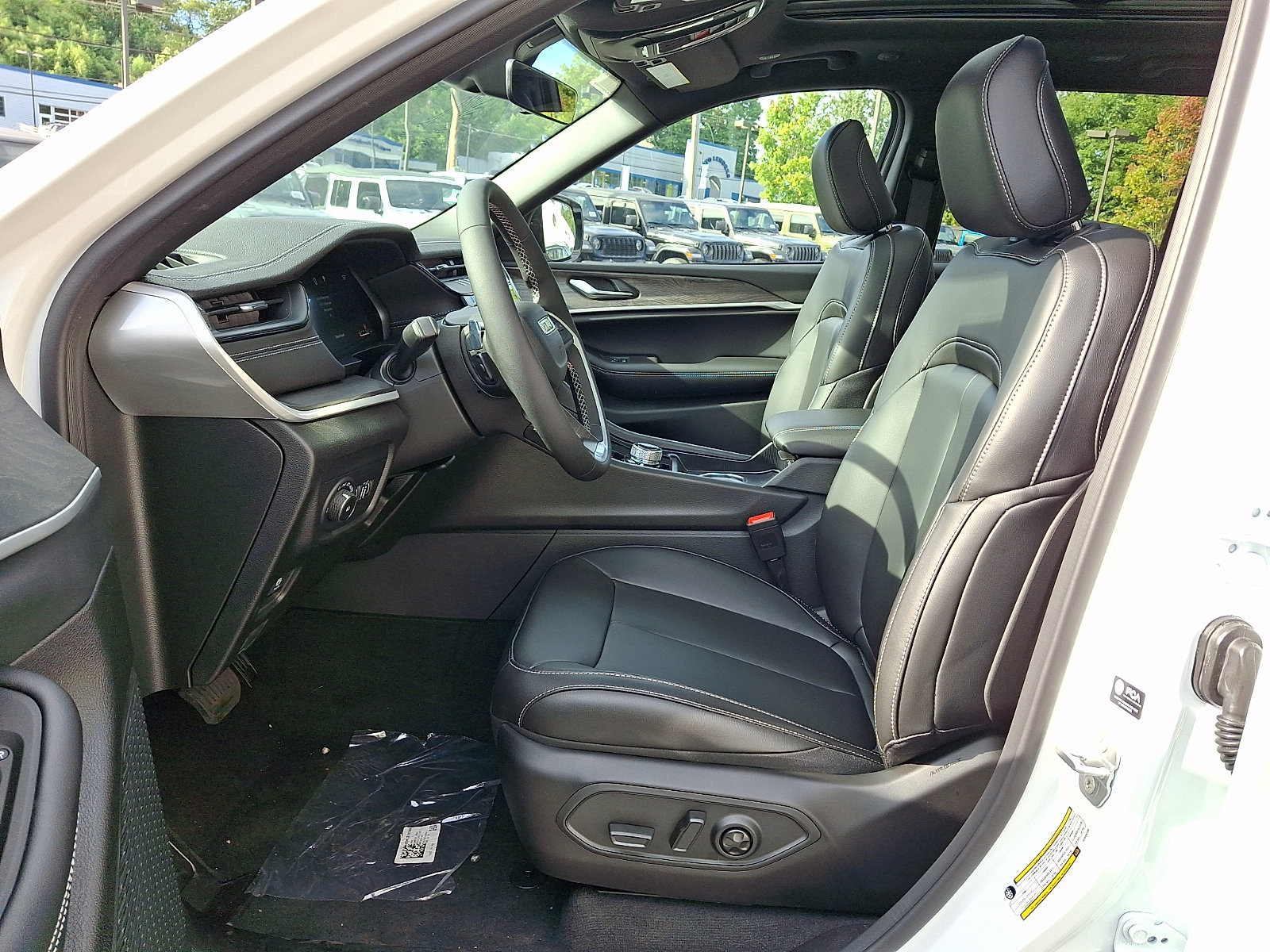 New 2027 Jeep Grand Cherokee Limited AWD/4WD image 9