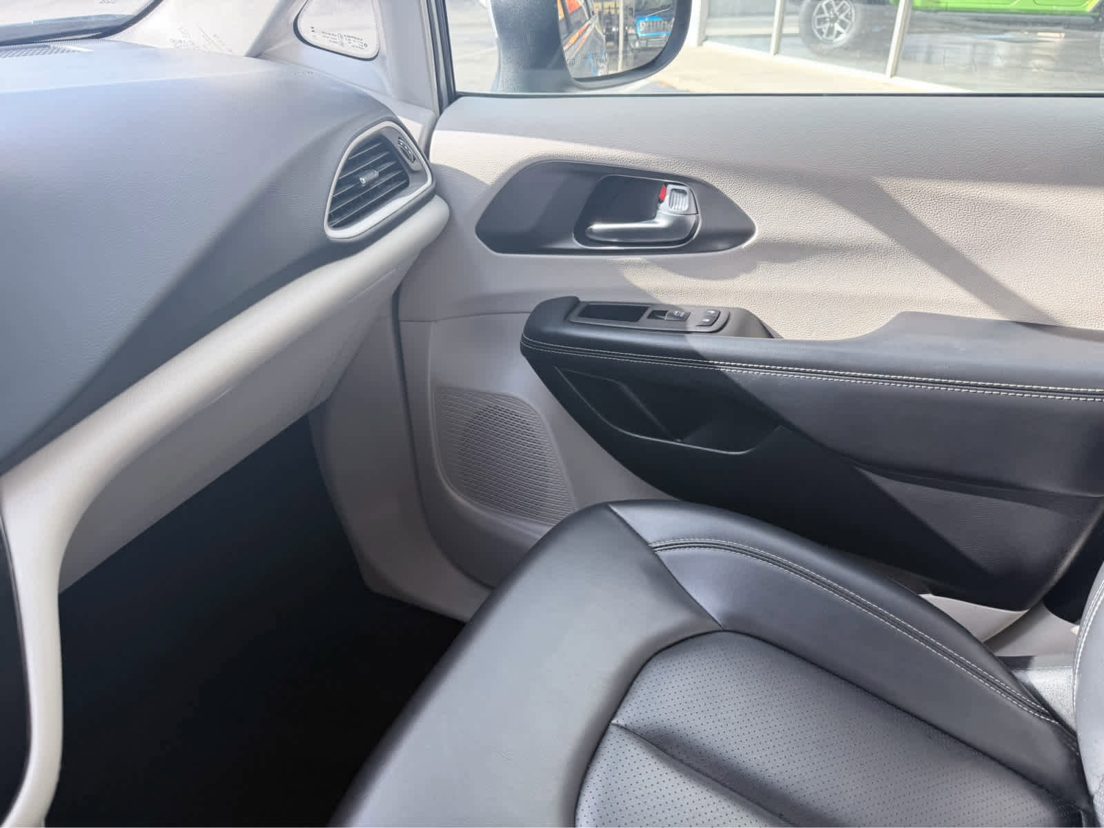 Used 2023 Chrysler Pacifica Touring-L image 31