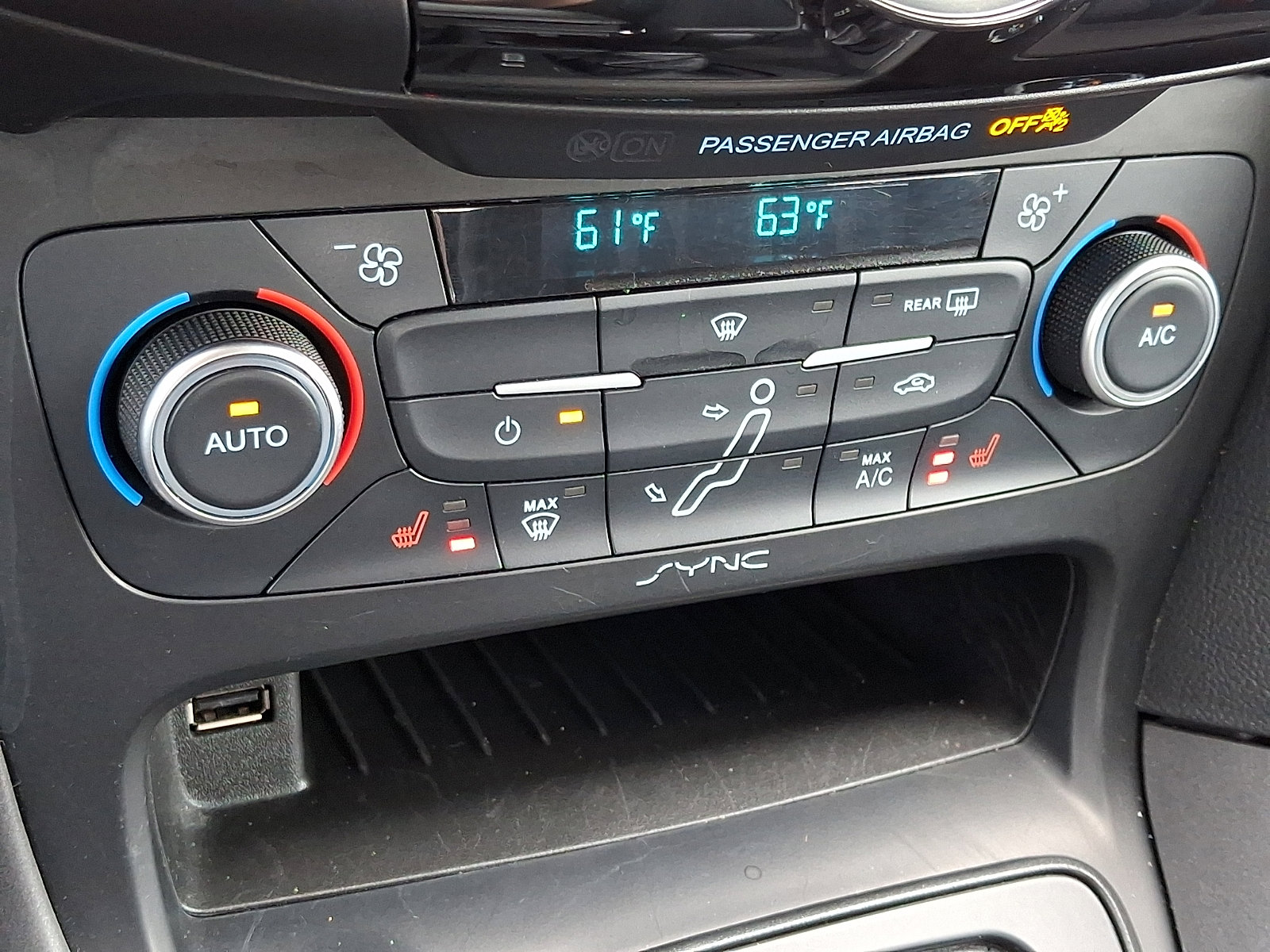 Used 2018 Ford Focus SEL w/ Cold Weather Package FWD image 16