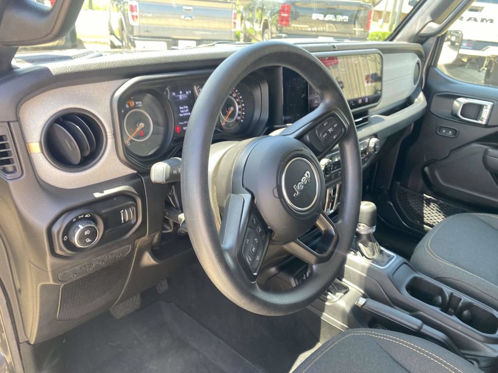 Used 2025 Jeep Gladiator Sport AWD/4WD image 21