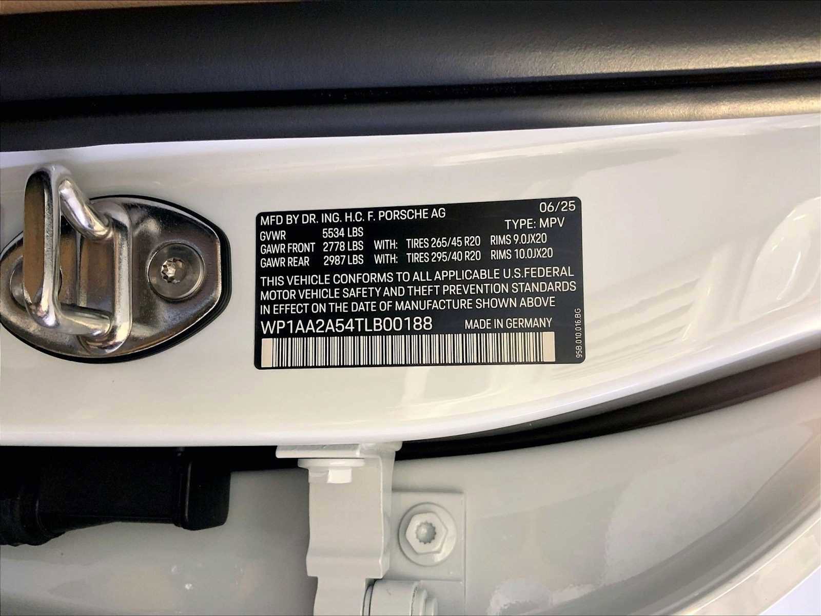 Certified 2026 Porsche Macan AWD/4WD image 36