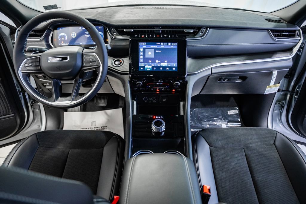 New 2025 Jeep Grand Cherokee Altitude image 18