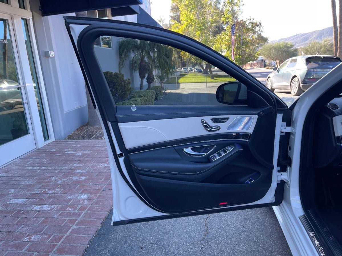 Used 2019 Mercedes-Benz S 560 Sedan image 25