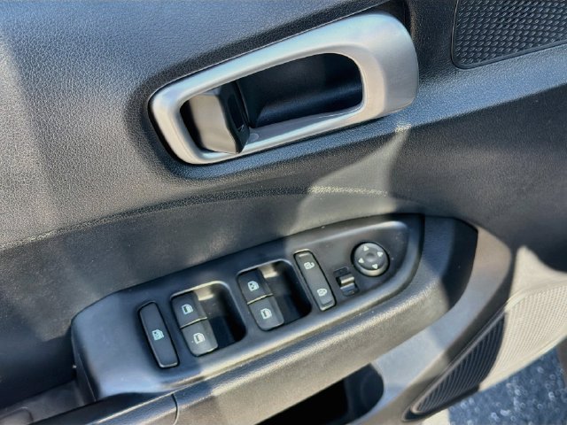 Used 2023 Hyundai Venue SEL FWD image 17