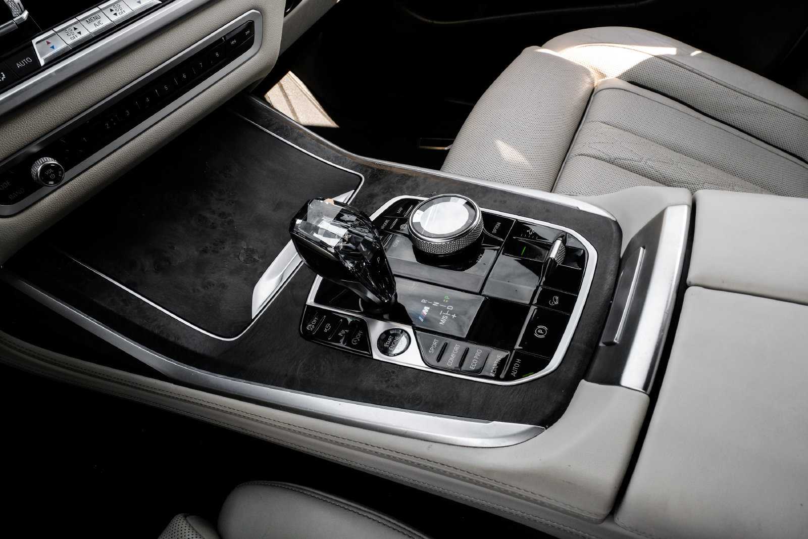 Used 2020 BMW X7 M50i w/ Dynamic Handling Package AWD/4WD image 25