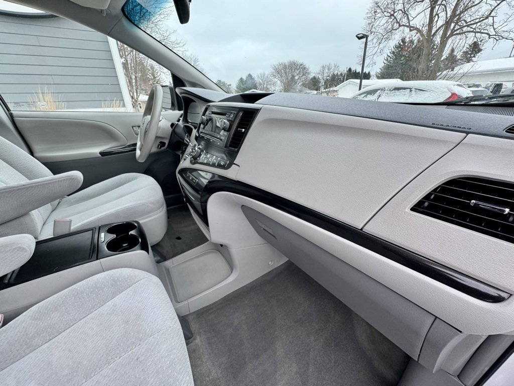 Used 2014 Toyota Sienna LE image 24