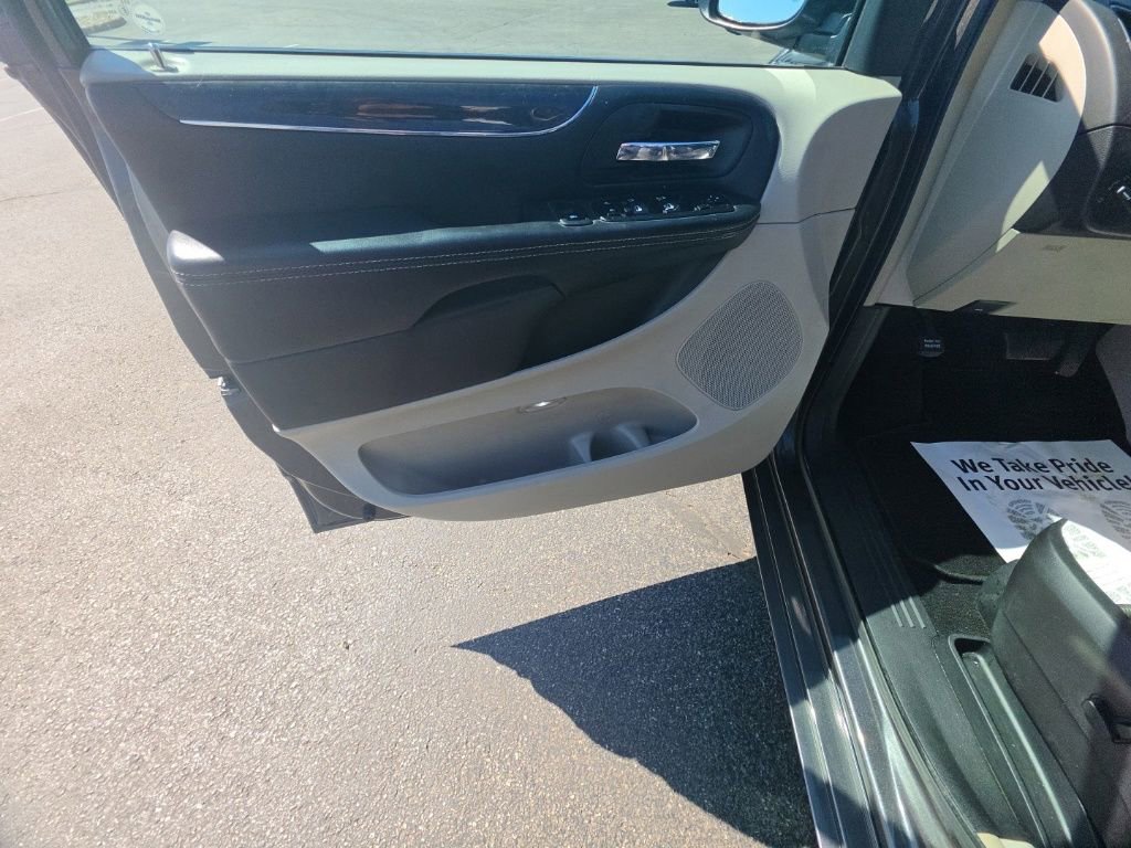 Used 2016 Chrysler Town & Country Touring w/ Driver Convenience Group FWD image 10