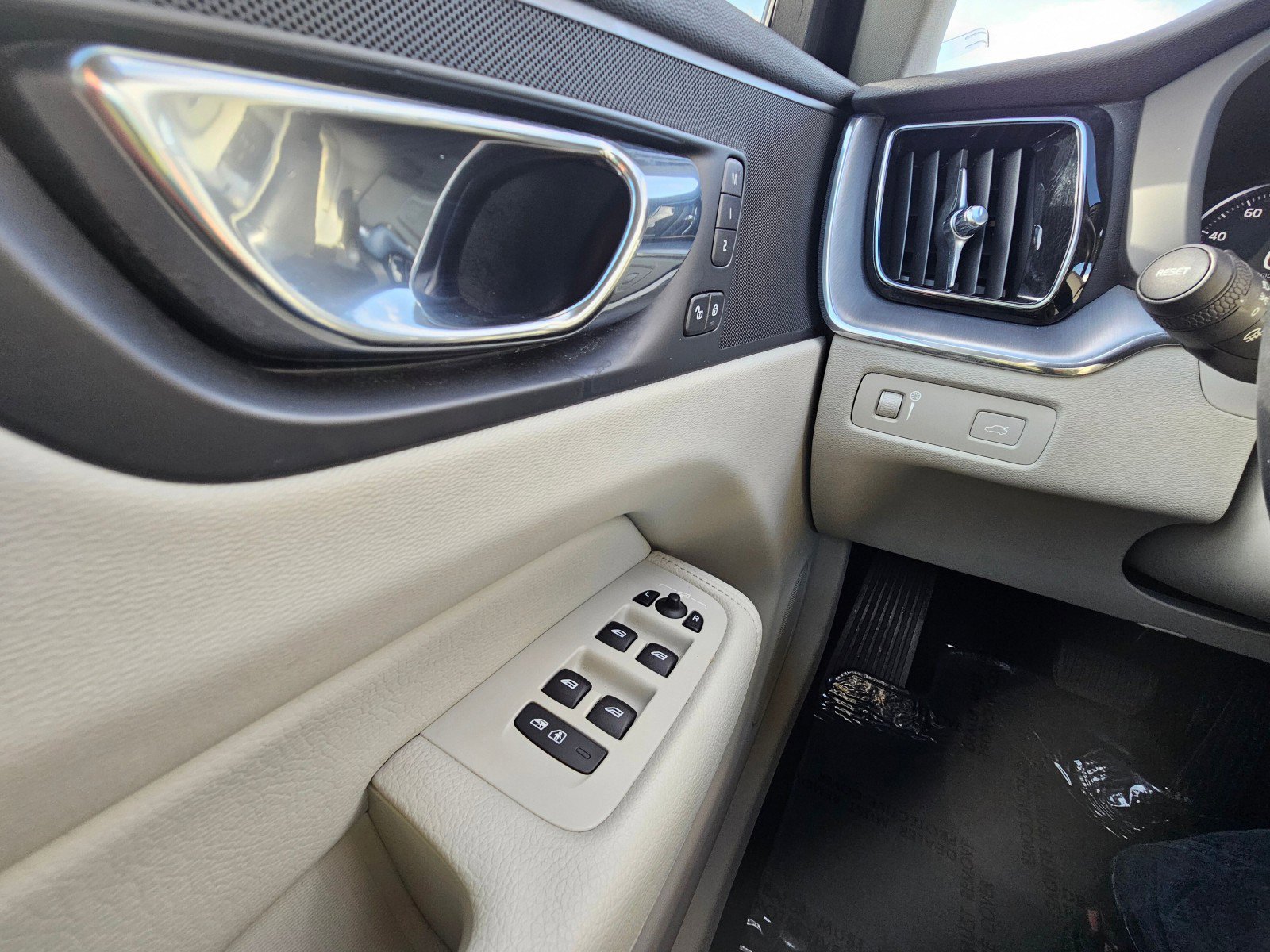 Used 2020 Volvo XC60 T6 Momentum image 41