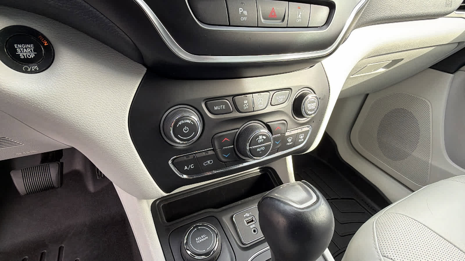 Used 2021 Jeep Cherokee Latitude Lux w/ Comfort/Convenience Group image 14