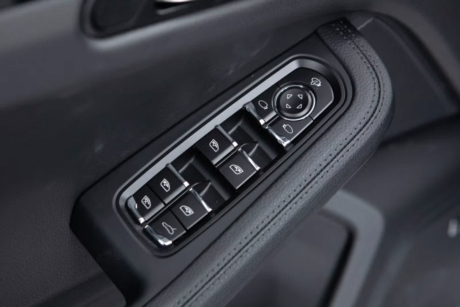 Certified 2026 Porsche Macan AWD/4WD image 26