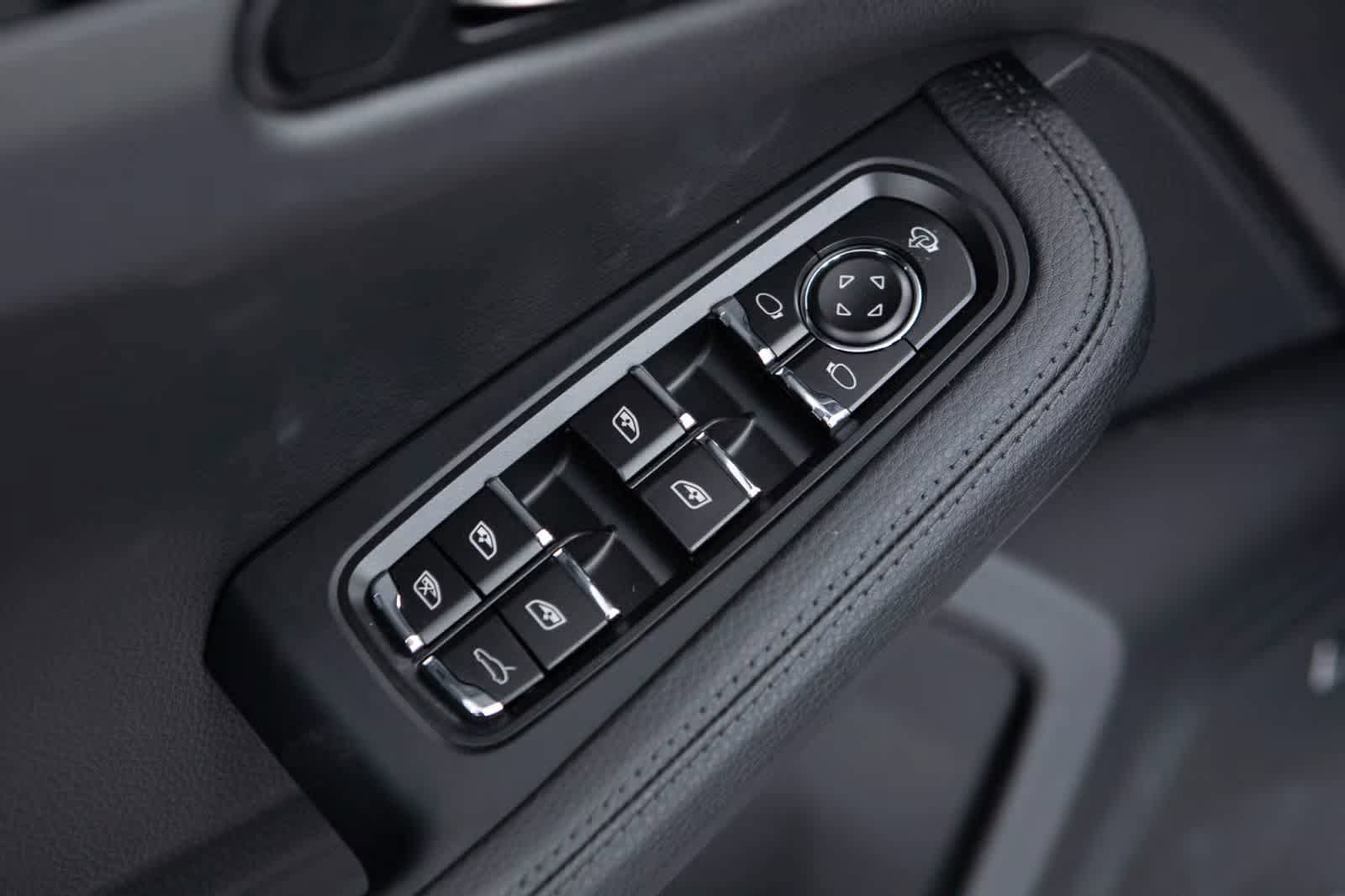 Used 2026 Porsche Macan AWD/4WD image 26