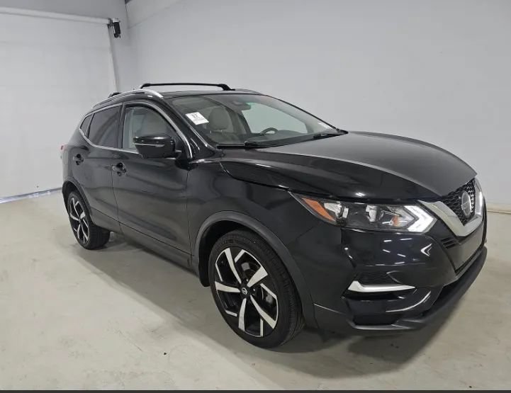 Used 2021 Nissan Rogue Sport SL FWD image 2