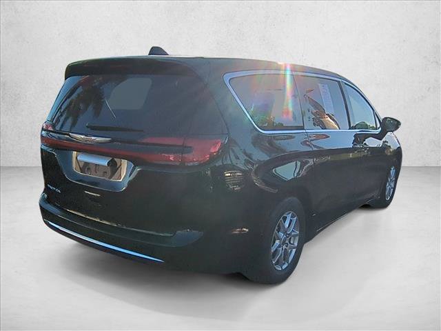 Used 2024 Chrysler Pacifica Touring-L FWD image 5