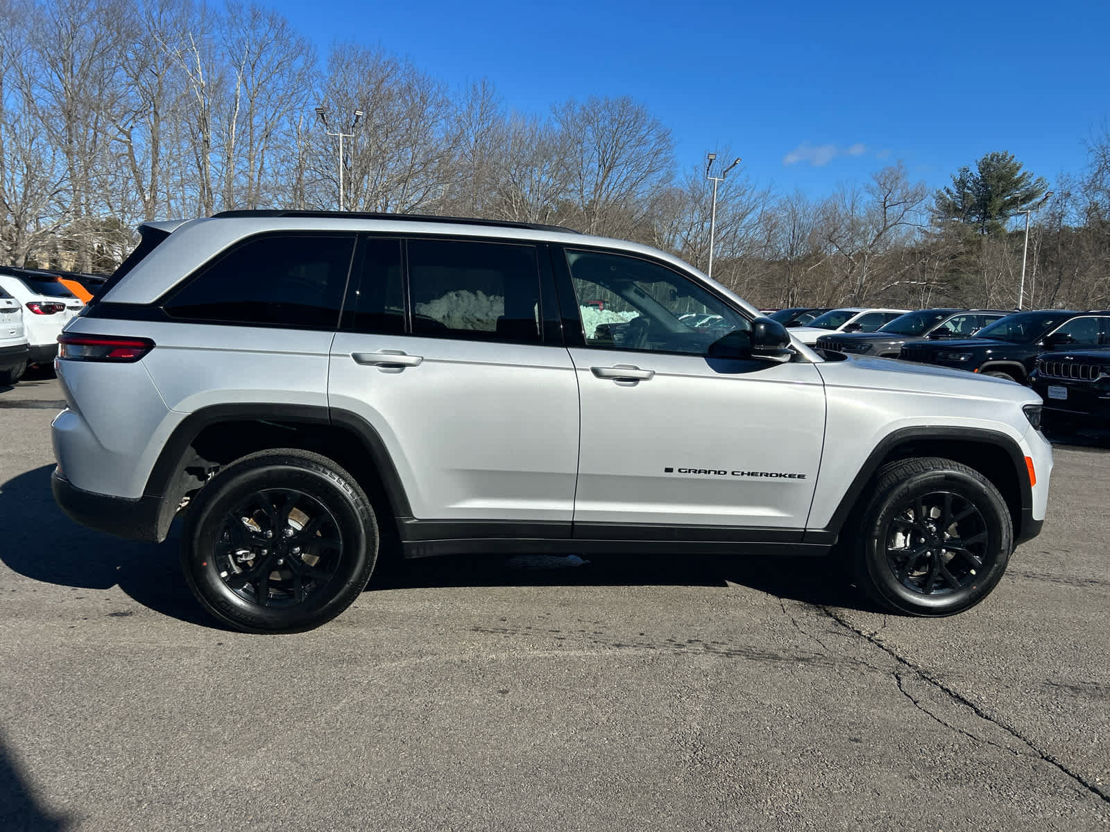 Used 2025 Jeep Grand Cherokee Altitude image 4