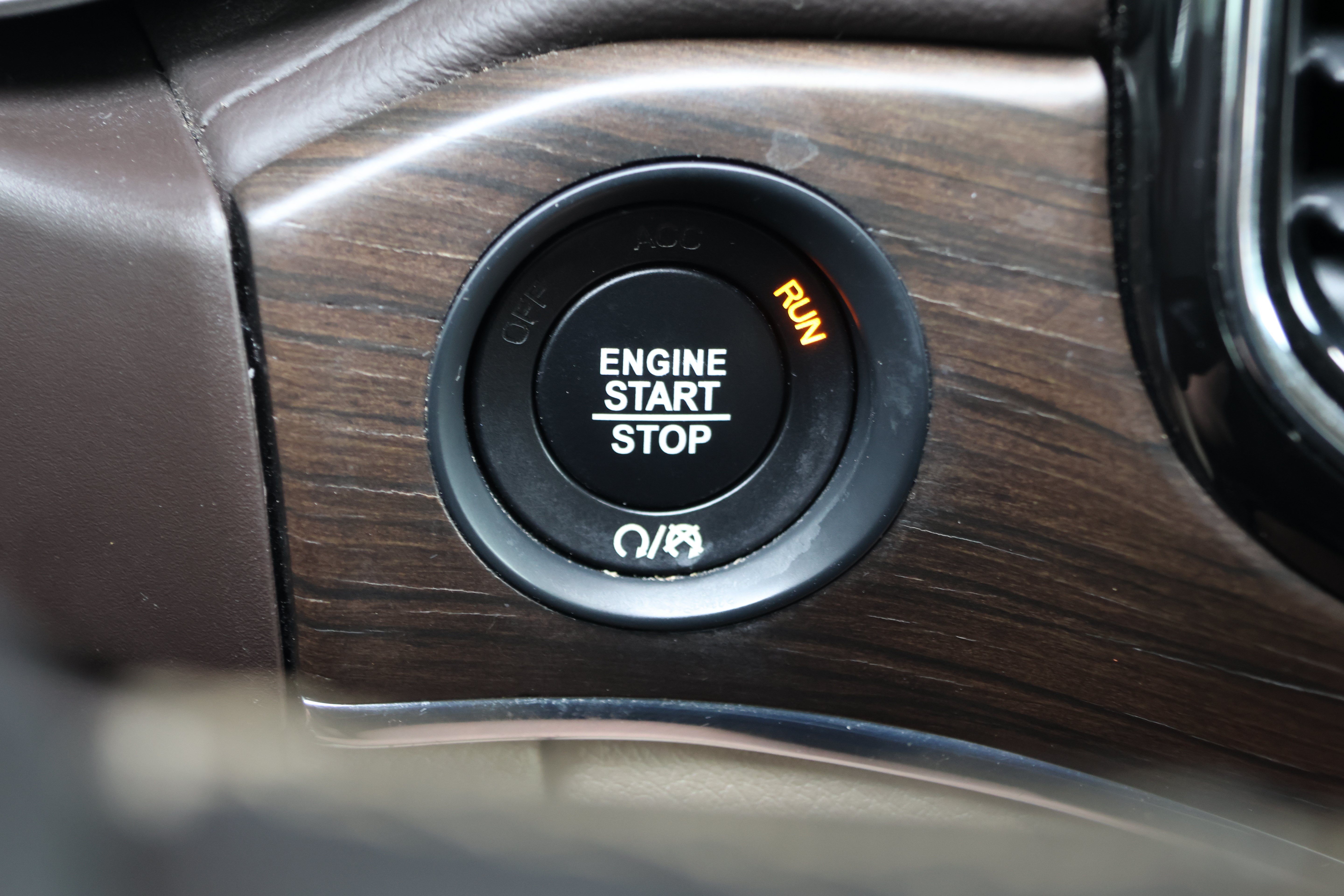 Used 2019 Jeep Grand Cherokee Overland AWD/4WD image 22