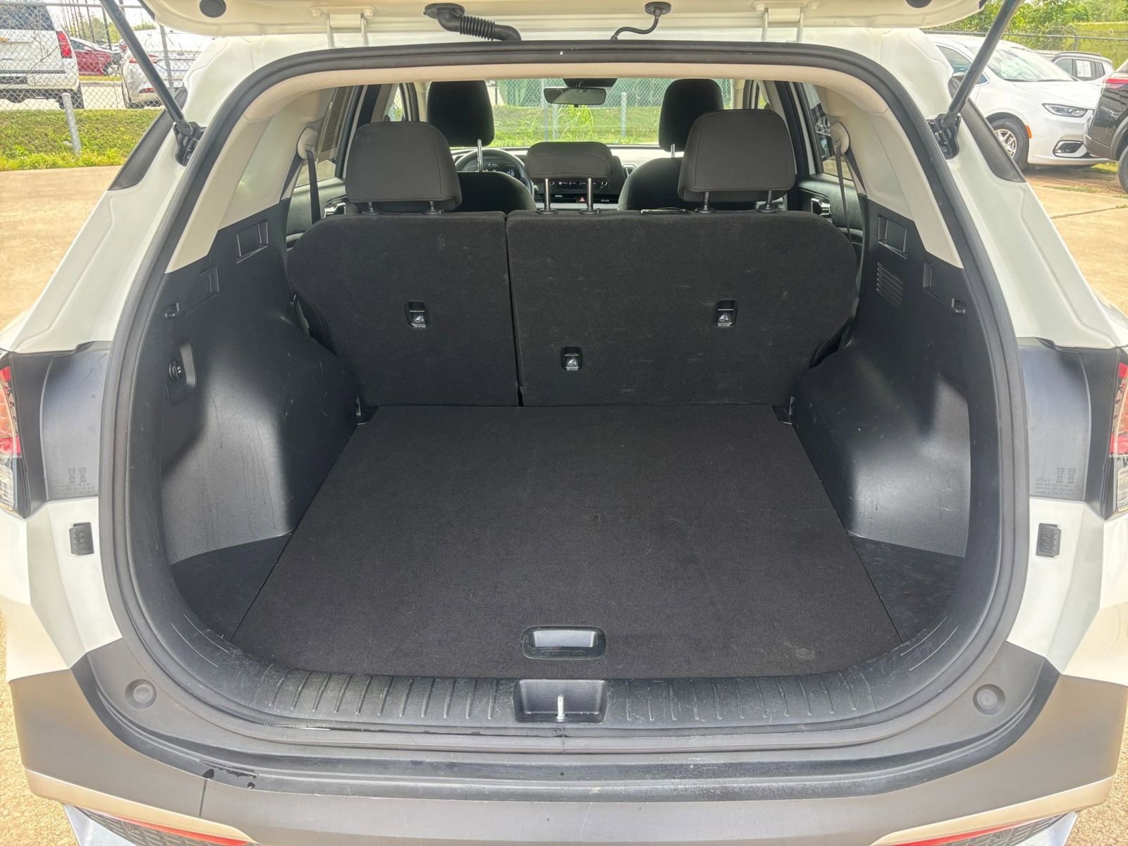 Used 2025 Kia Sportage LX image 30