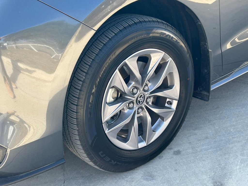 Used 2025 Toyota Sienna XLE image 9