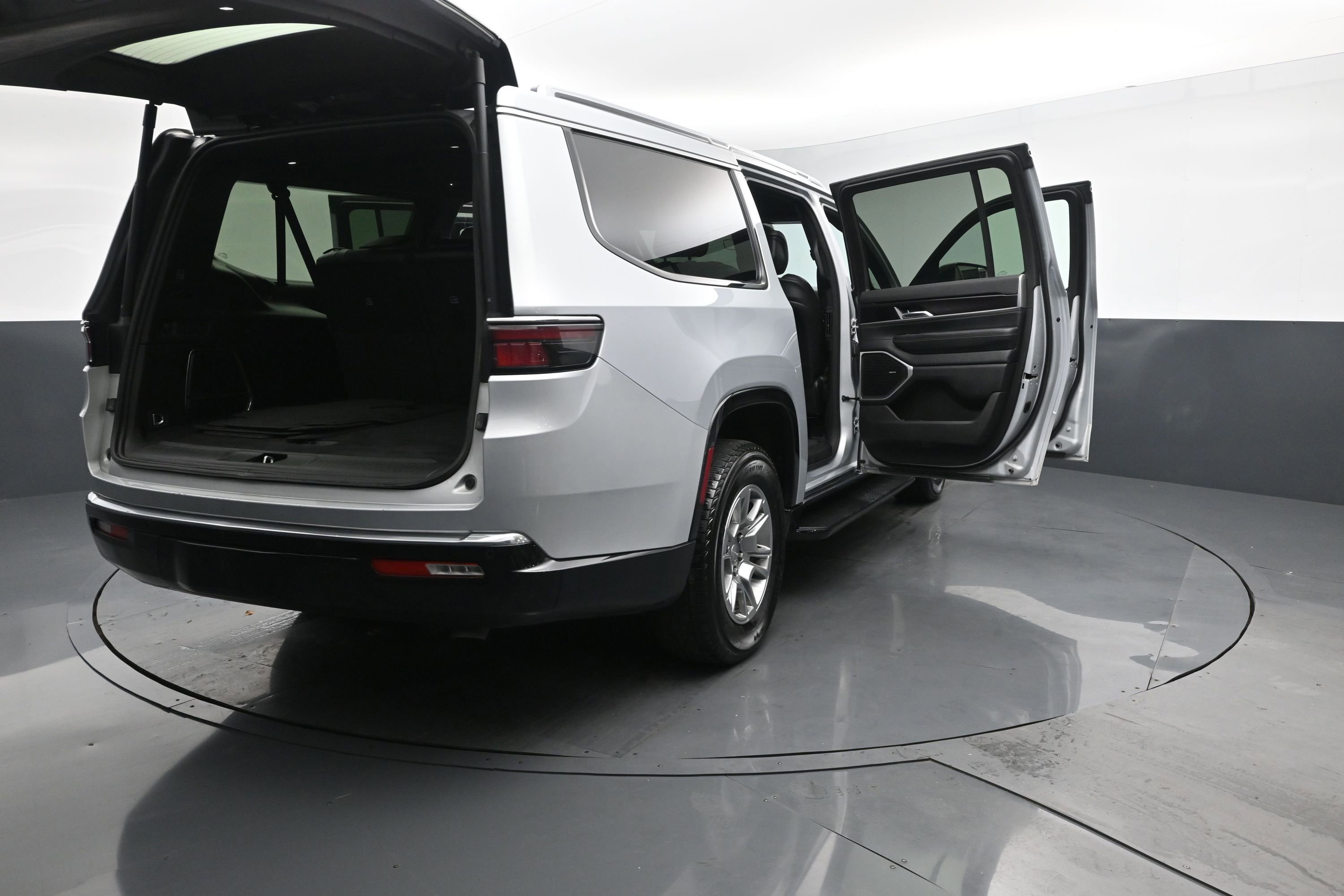 Used 2024 Jeep Wagoneer L 4WD image 33