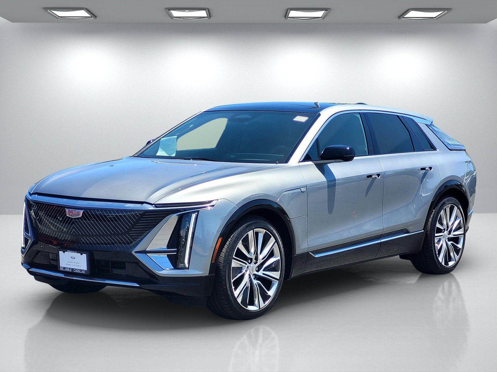 Certified 2025 Cadillac Lyriq Luxury w/ LPO, Floor Liner Package AWD/4WD image 8