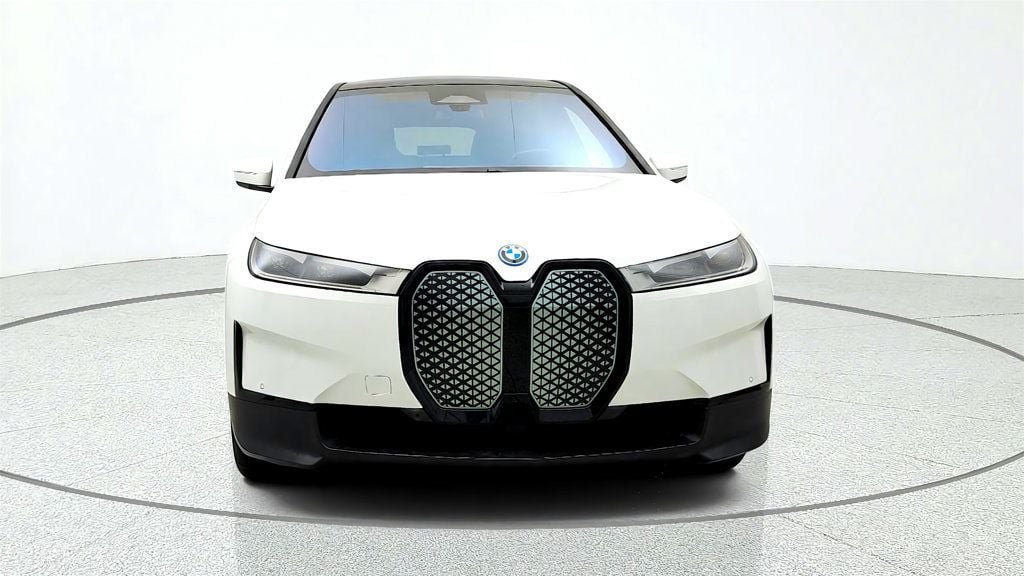 Used 2025 BMW iX xDrive50 AWD/4WD image 2